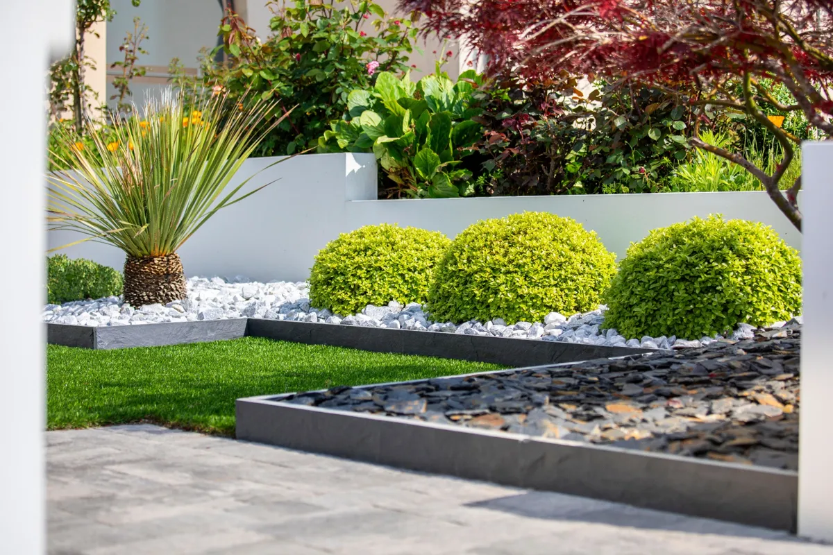 Jardin aménagé avec des bordures paysagères et des plantations esthétiques, mettant en valeur les compétences d'un paysagiste.